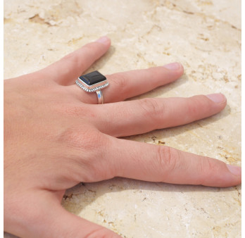 Bague rectangulaire argent ciselé et pierre Onyx noir T53