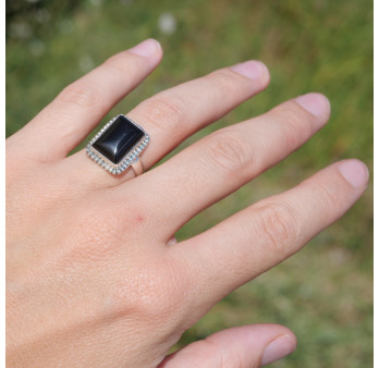 Bague rectangulaire argent ciselé et pierre Onyx noir T53