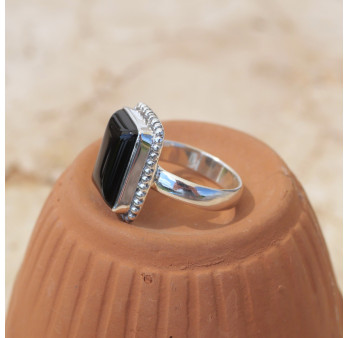 Bague rectangulaire argent ciselé et pierre Onyx noir T53