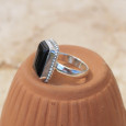 Bague rectangulaire argent ciselé et pierre Onyx noir T53 Bague rectangulaire argent ciselé et pierre Onyx noir T53