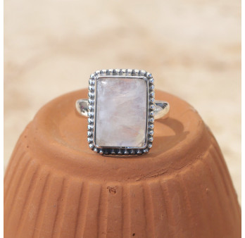 Bague rectangulaire argent ciselé et Pierre de lune T58