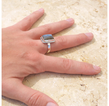 Bague rectangulaire argent ciselé et pierre Labradorite T55