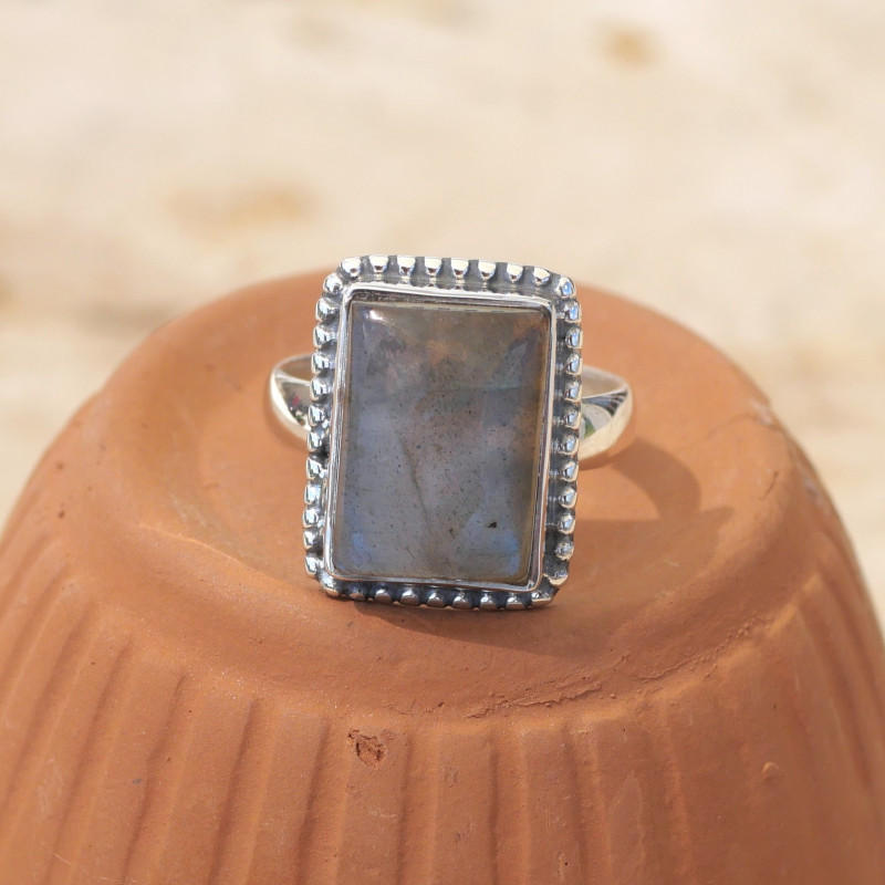 Bague rectangulaire argent ciselé et pierre Labradorite T55 Bague rectangulaire argent ciselé et pierre Labradorite T55