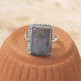 Bague rectangulaire argent ciselé et pierre Labradorite T55 Bague rectangulaire argent ciselé et pierre Labradorite T55