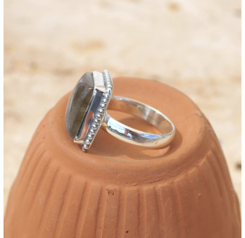 Bague rectangulaire argent ciselé et pierre Labradorite T55