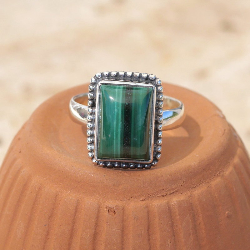 Bague rectangulaire argent ciselé et pierre Malachite T62