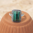 Bague rectangulaire argent ciselé et pierre Malachite T62