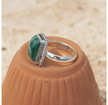 Bague rectangulaire argent ciselé et pierre Malachite T62