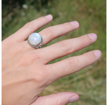 Chevalière pierre ronde Pierre de lune et argent ciselé T52