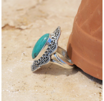 Longue bague argent ciselé et pierre oblongue Howlite bleue T58