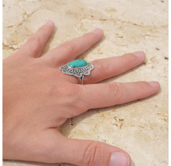 Longue bague argent ciselé et pierre oblongue Howlite bleue T58