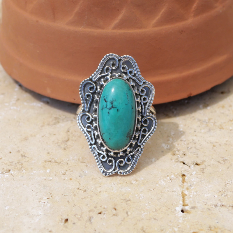 Longue bague argent ciselé et pierre oblongue Howlite bleue T58