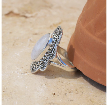 Longue bague argent ciselé et pierre oblongue Pierre de lune T61