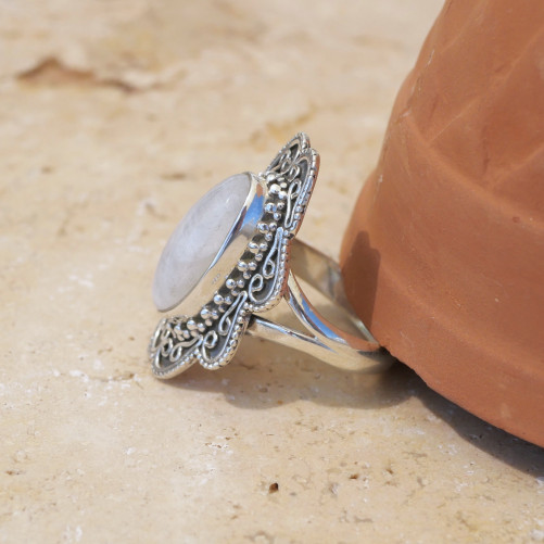 Longue bague argent ciselé et pierre oblongue Pierre de lune T61
