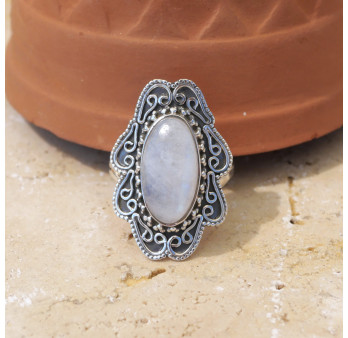 Longue bague argent ciselé et pierre oblongue Pierre de lune T61