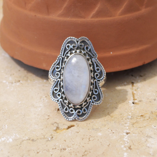Longue bague argent ciselé et pierre oblongue Pierre de lune T61