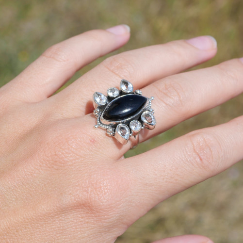 Bague argent ciselé et 7 pierres Onyx noir et Cristal de roche T56