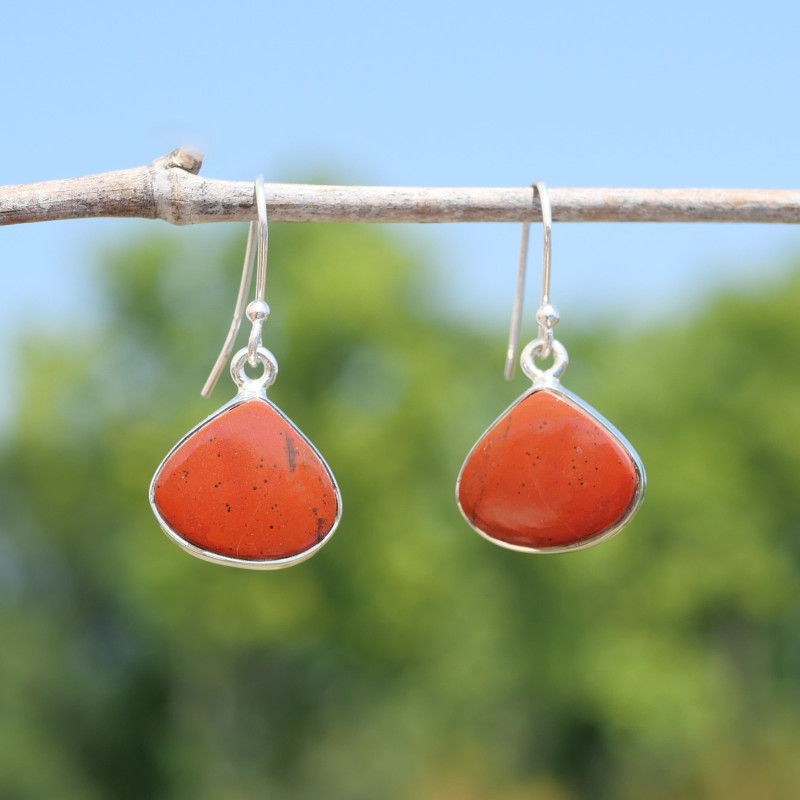 Petites boucles d'oreilles gouttes pierre Jaspe rouge