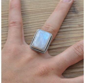 Belle bague rectangle en argent tressé et Pierre de lune irisée