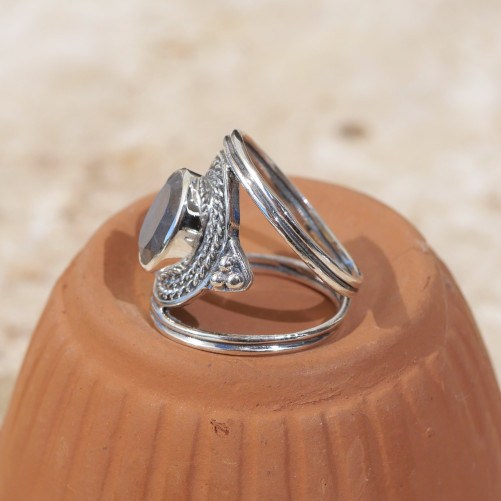 Anneau large ajouré en argent ciselé et Labradorite T52