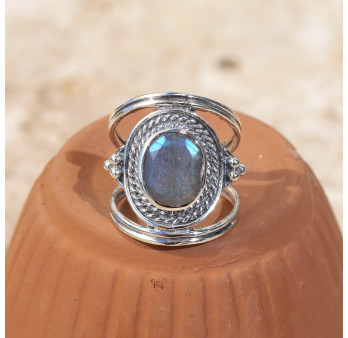 Anneau large ajouré en argent ciselé et Labradorite T52
