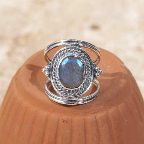 Anneau large ajouré en argent ciselé et Labradorite T52