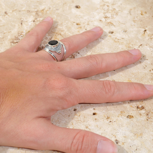 Anneau large ajouré en argent ciselé et Onyx noir T52