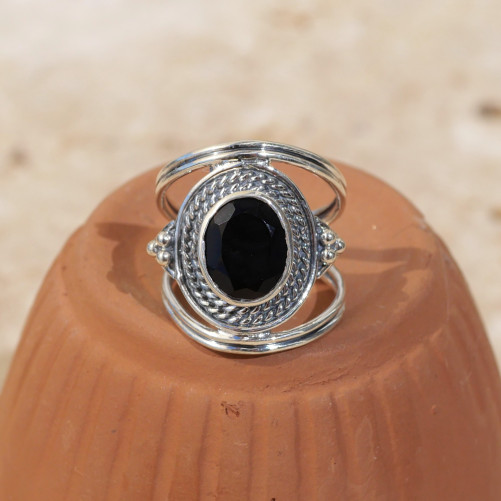 Anneau large ajouré en argent ciselé et Onyx noir T52