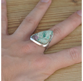 Belle bague triangulaire en pierre Rubis sur Fuschite et argent 925 millième