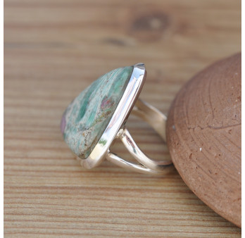 Belle bague triangulaire en pierre Rubis sur Fuschite et argent 925 millième