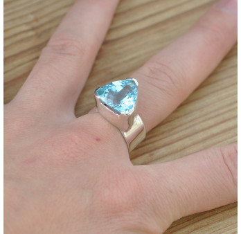 Belle bague contemporaine argent semi clos et pierre Topaze bleue facettée