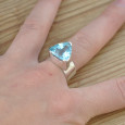 Belle bague triangulaire argent et pierre Topaze bleue facettée (bleu) T55