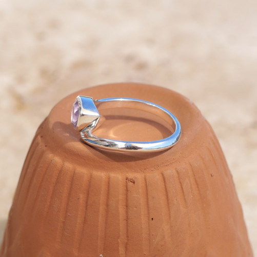 Bague fine en argent et pierre goutte en Améthyste T62