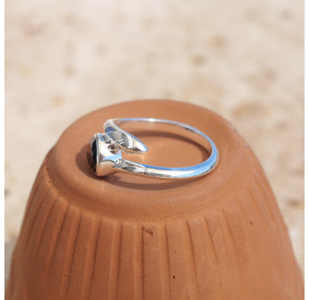 Bague fine en argent et pierre goutte en Onyx noir T59