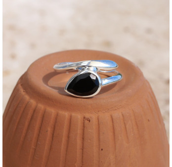 Bague fine en argent et pierre goutte en Onyx noir T59