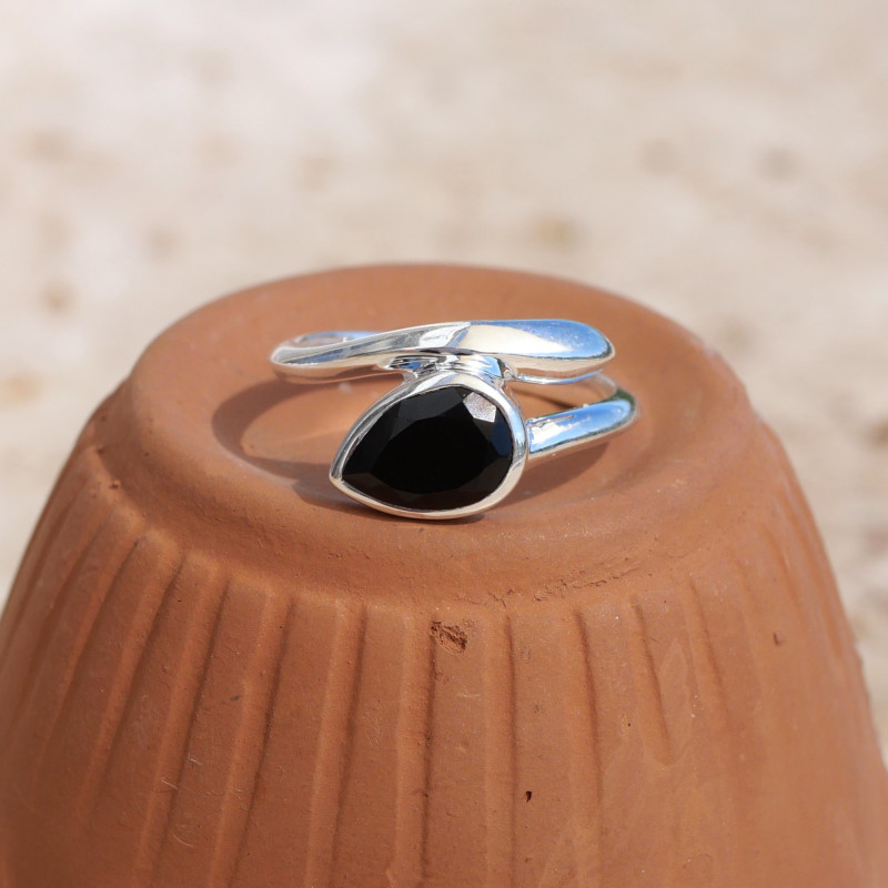Bague fine en argent et pierre goutte en Onyx noir T59