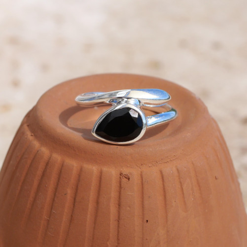 Bague fine en argent et pierre goutte en Onyx noir T59