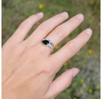 Bague fine en argent et pierre goutte en Onyx noir T59