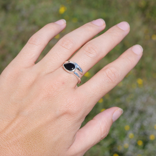 Bague fine en argent et pierre goutte en Onyx noir T59