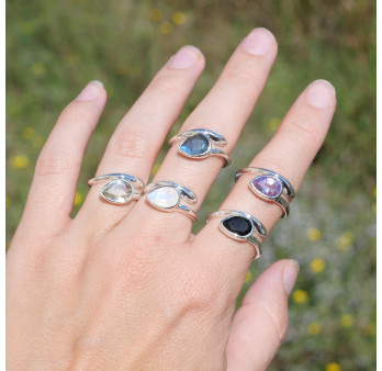 Bague fine en argent et pierre goutte en Onyx noir T59