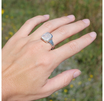 Bague en argent martelé et pierre carrée Pierre de lune T62