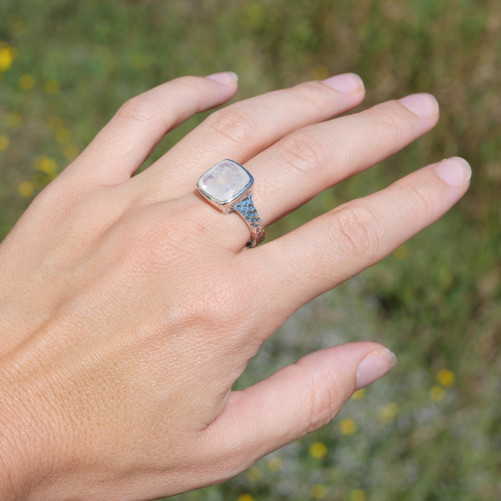 Bague en argent martelé et pierre carrée Pierre de lune T62