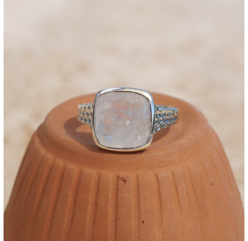 Bague en argent martelé et pierre carrée Pierre de lune T62