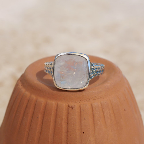 Bague en argent martelé et pierre carrée Pierre de lune T62