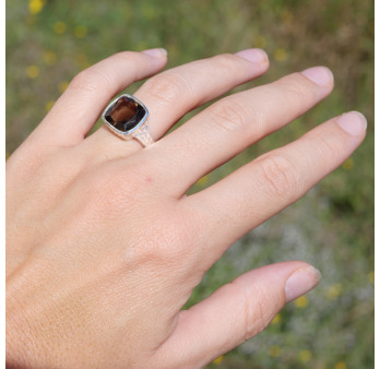 Bague en argent martelé et pierre carrée Quartz fumé T54