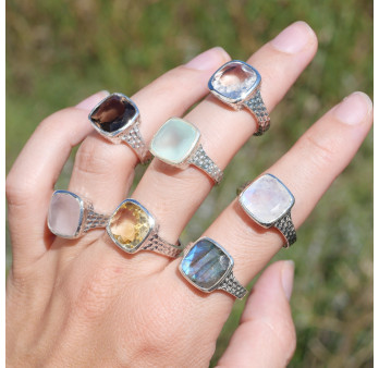Bague en argent martelé et pierre carrée Quartz fumé T54