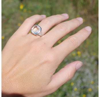 Bague en argent martelé et pierre carrée Cristal de roche T54
