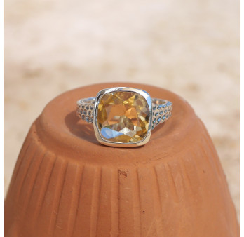 Bague en argent martelé et pierre carrée Citrine T62