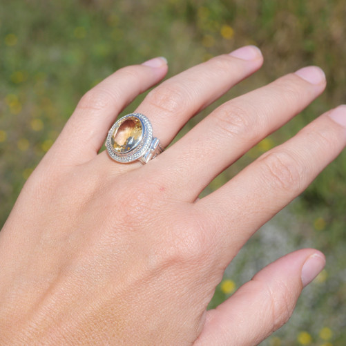 Bague mixte argent gravé et pierre facettée en Citrine T52/57