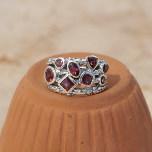 Bague large en argent et 8 petites pierres en Grenat T54